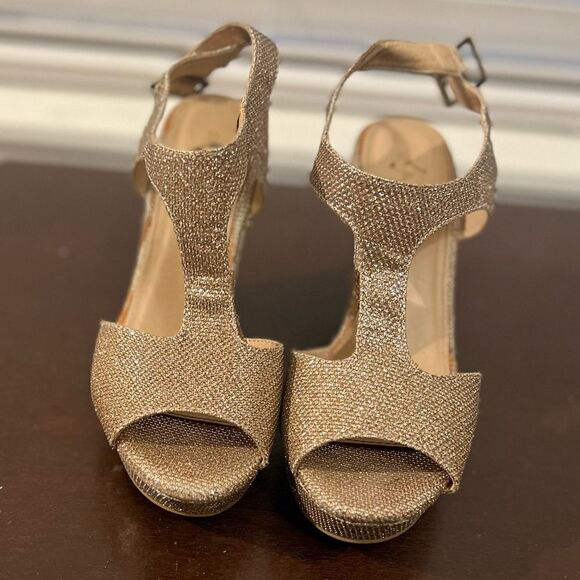 Rampage Brand.  Size 6 Wedge - Picture 3 of 8